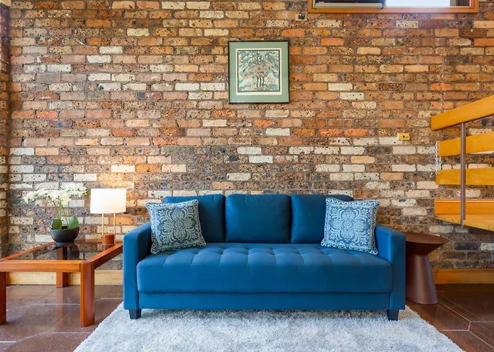 Spacious 3-Bed Mid Century Home Near Cbd