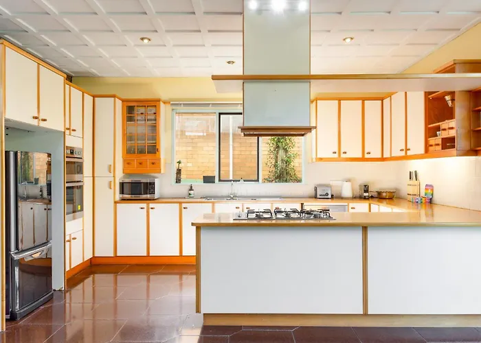 Spacious 3-Bed Mid Century Home Near Cbd